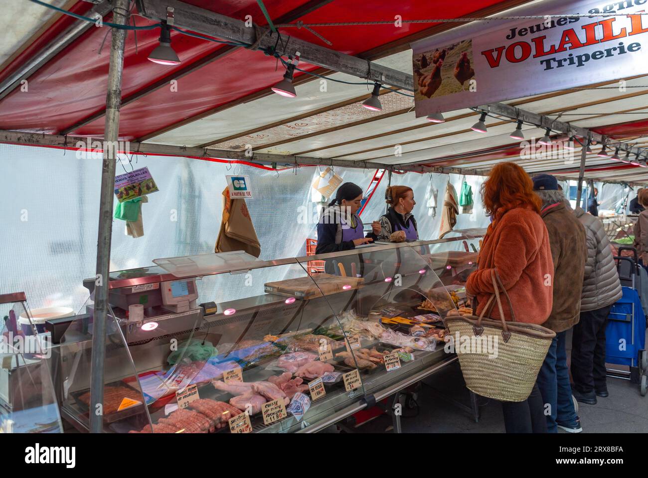 Parigi, Francia, gente che compra carne in una macelleria di Marché de Montparnasse. Solo editoriale. Foto Stock