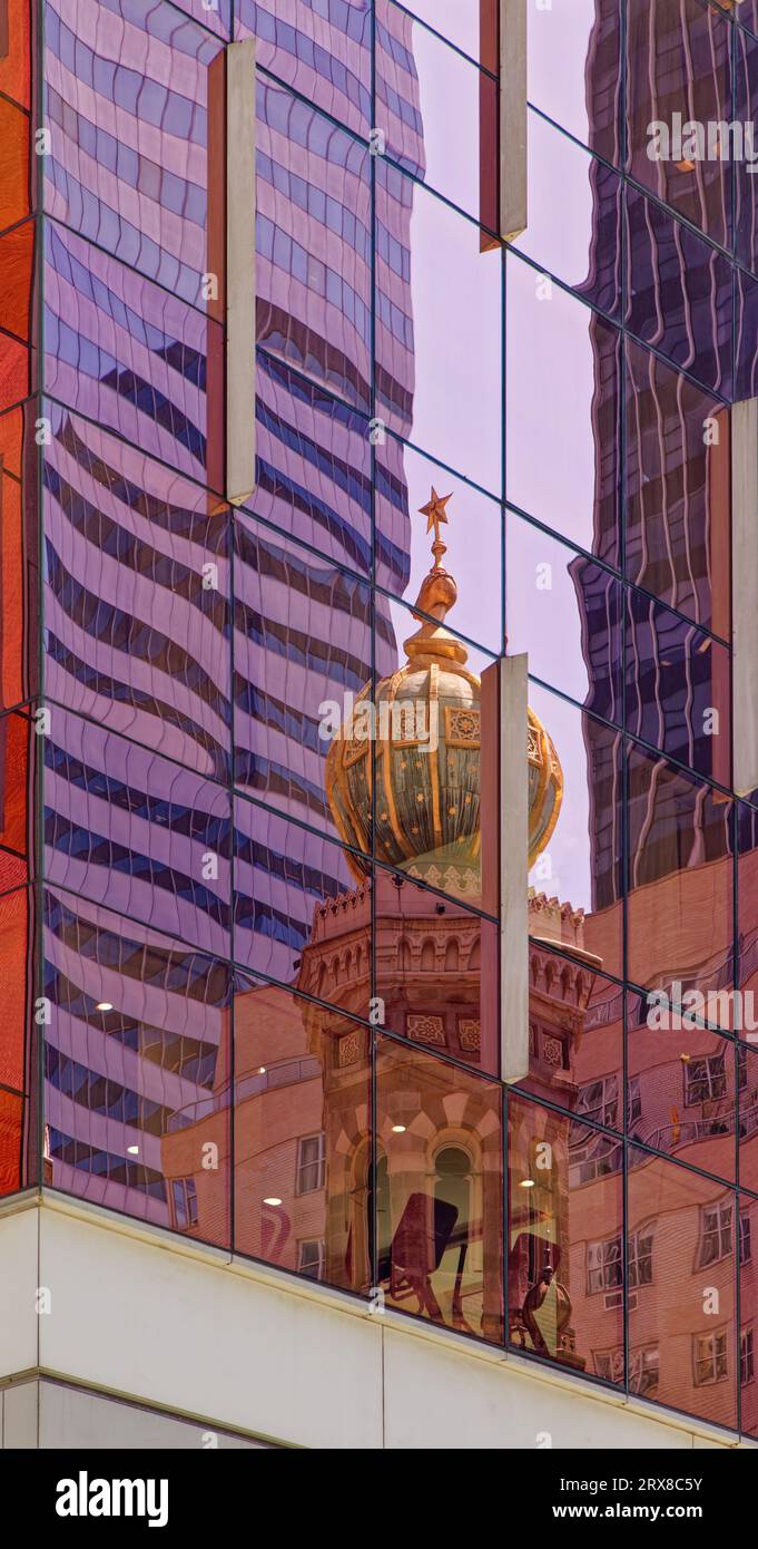 La facciata in vetro viola del Concorde Hotel sulla East 55th Street riflette una cupola verde della Central Synagogue su Lexington Avenue. Foto Stock