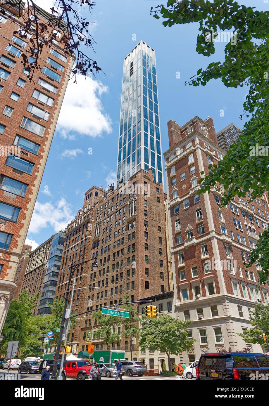 La Sutton Tower, costruita nel 2022, è un superalto a volte considerato parte di "Billionaires Row". L'edificio condominiale a 62 piani ha solo 121 appartamenti. Foto Stock