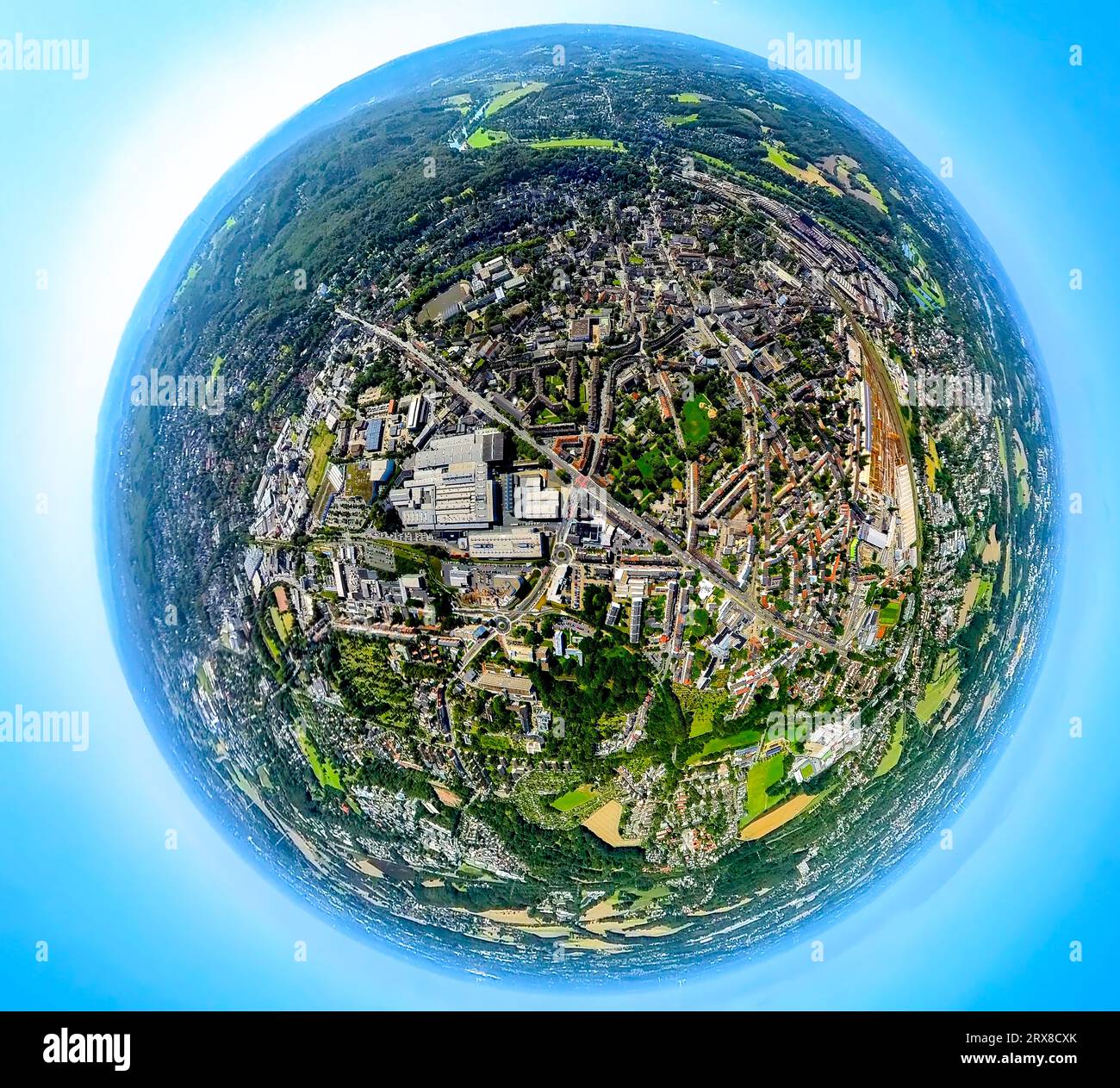 Vista aerea, Ardeystraße con attraversamento in bicicletta, città con municipio, Pferdebachstraße ristrutturato con Kreisverkher e ponte per biciclette, ZF Industrieantriebe W. Foto Stock