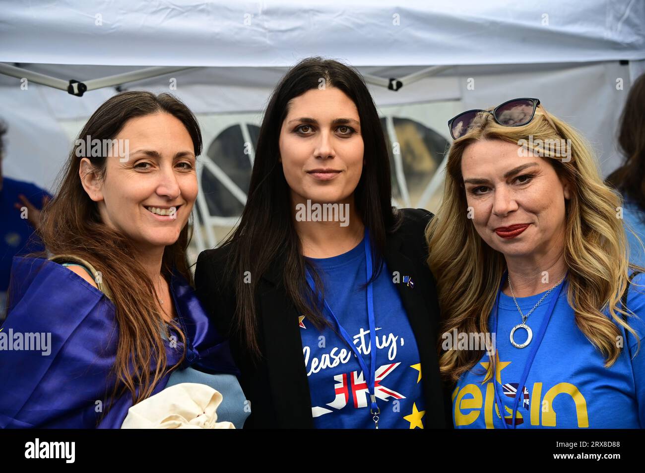 Parliament Square, Londra, Regno Unito. 23 settembre 2023. Gli oratori Rachele Arciulo (M) e Lisa Burton (R) al raduno nazionale del secondo marzo in piazza del Parlamento. Ci sono notizie che dicono che la Gran Bretagna potrebbe rientrare nell'Unione europea come "membro associato" secondo i piani della Francia e della Germania per l'espansione del blocco. Credito: Vedere li/Picture Capital/Alamy Live News Foto Stock