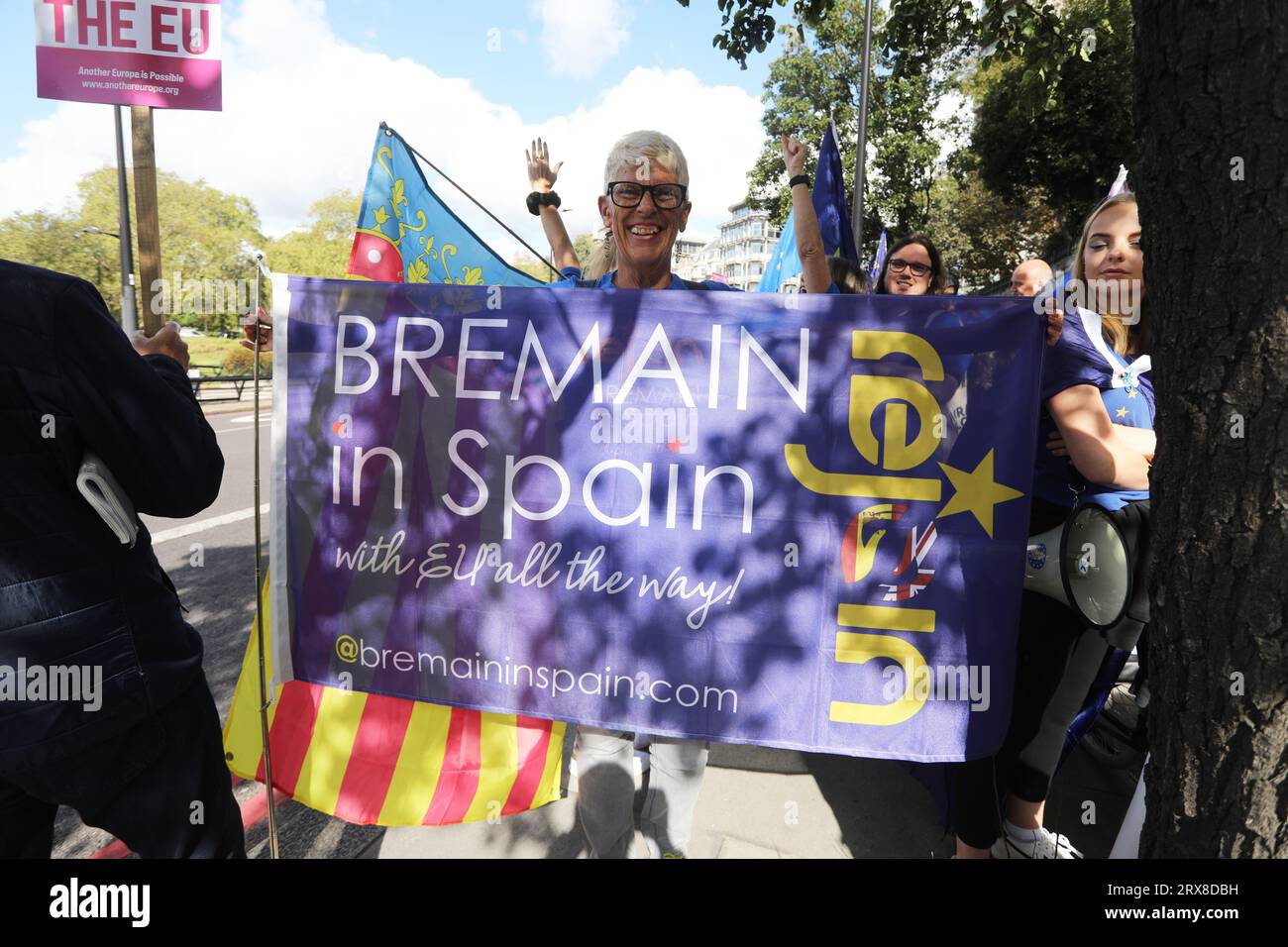 Londra, Regno Unito. 23 settembre 2023. I sostenitori pro-UE si sono Uniti alla marcia di ricongiungimento nazionale mentre la campagna per ricongiungersi all'Unione europea raccoglie forza. Furono lanciati cartelli e bandiere provenienti da tutta la Gran Bretagna e l'Europa. Credito : Monica Wells/Alamy Live News Foto Stock