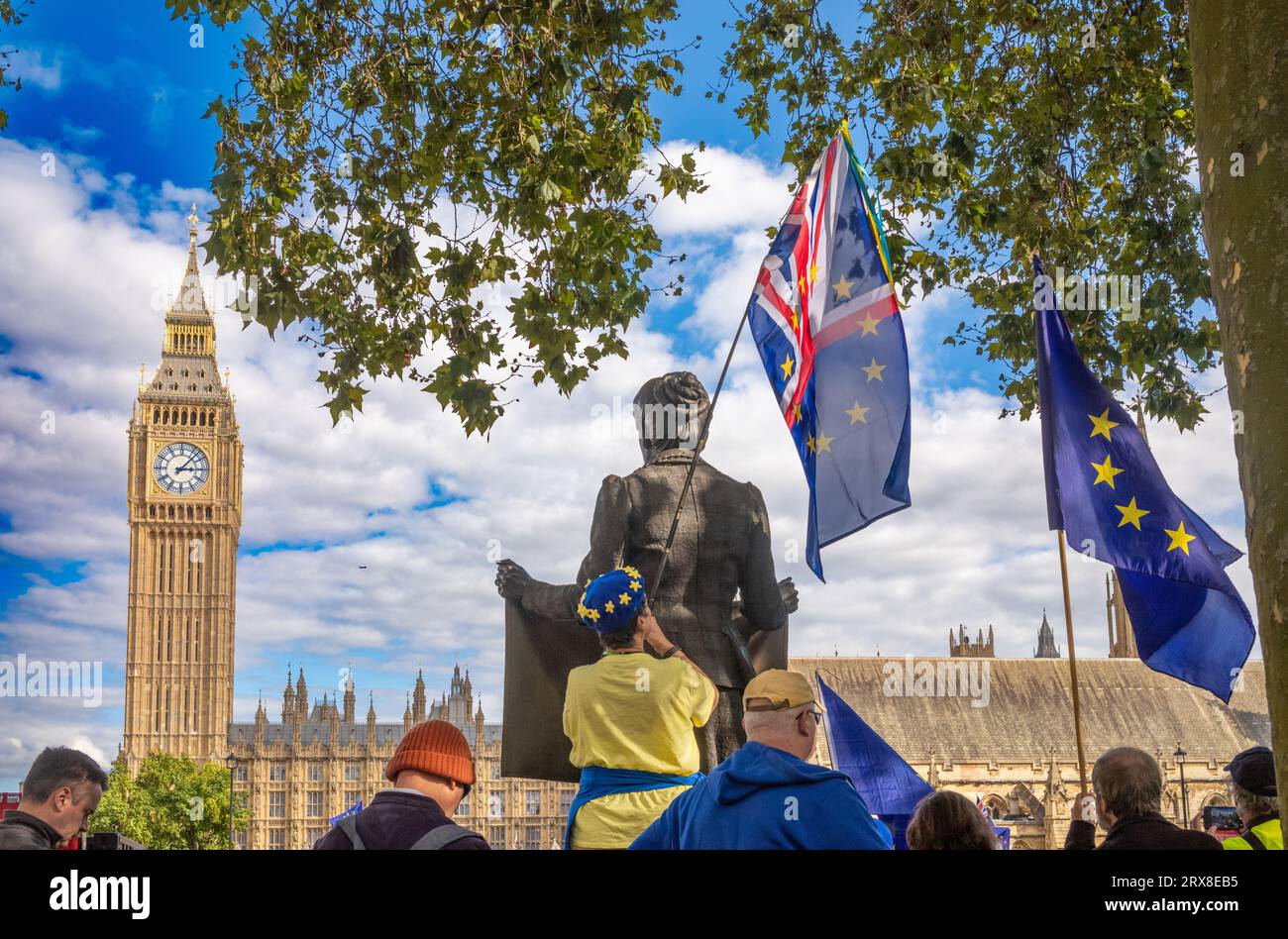 Londra, Regno Unito. 23 settembre 2023: Bandiere UE detenute dai manifestanti di fronte al Big Ben in Piazza del Parlamento, alla marcia anti-Brexit EU National Rejoin, fuori Downing Street, nel centro di Londra. Migliaia di persone hanno marciato per tutta la città a sostegno del reinserimento del Regno Unito nell'Unione europea. Crediti: Andy Soloman/Alamy Live News Foto Stock