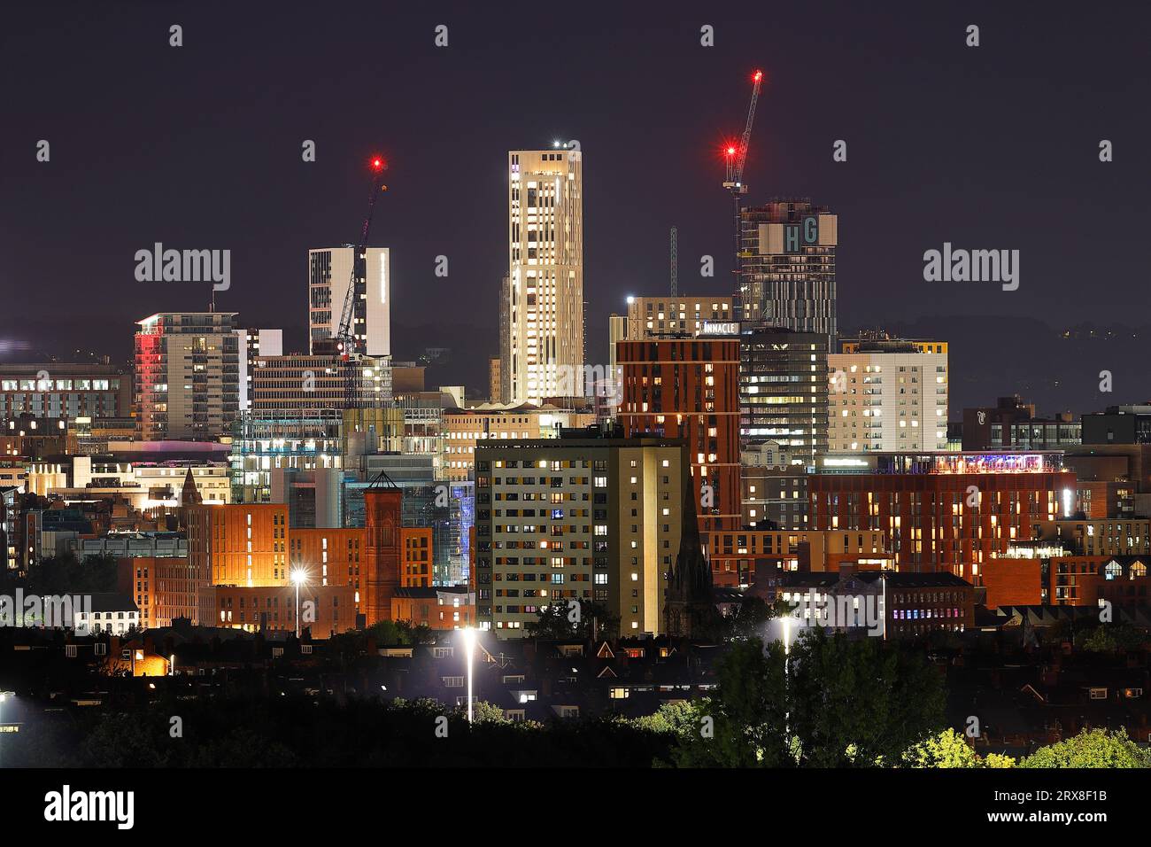 Una vista del centro di Leeds di notte che sta attualmente crescendo con vari nuovi edifici alti in costruzione Foto Stock