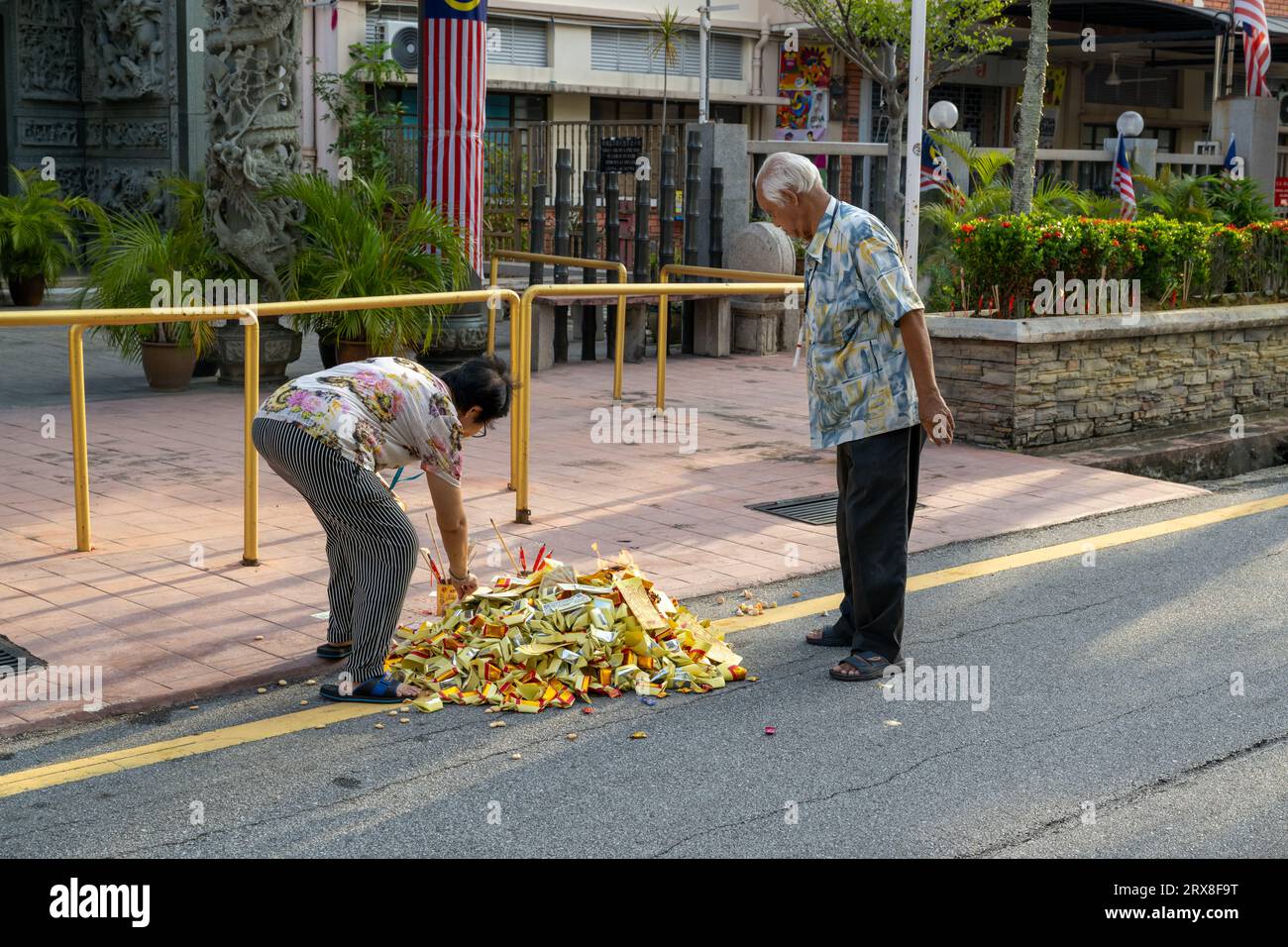 I cinesi bruciano soldi per strada, Georgetown, Pulau Pinang, Malesia Foto Stock