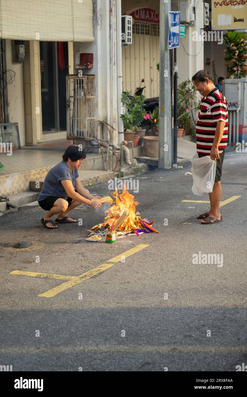 I cinesi bruciano soldi per strada, Georgetown, Pulau Pinang, Malesia Foto Stock