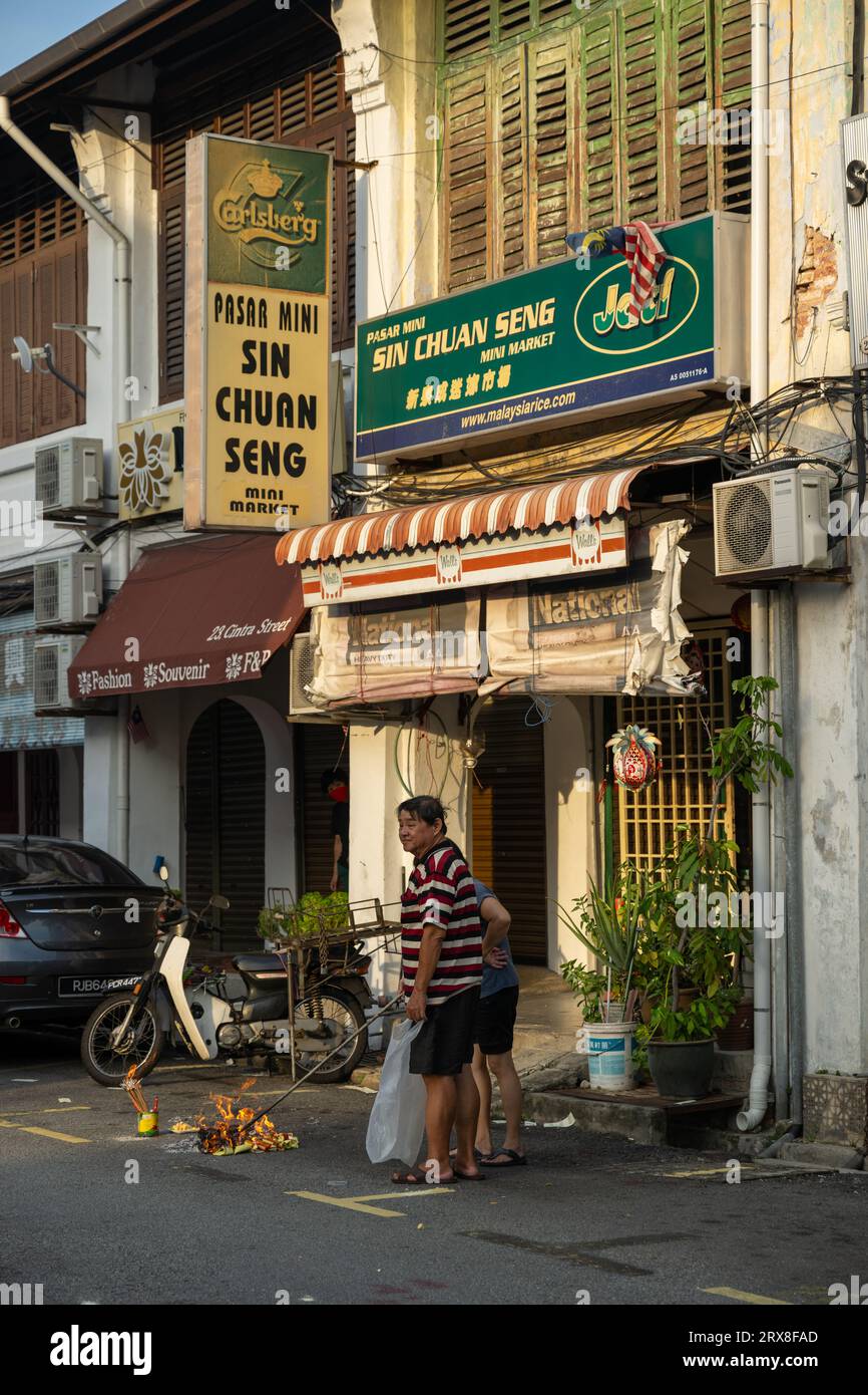 I cinesi bruciano soldi per strada, Georgetown, Pulau Pinang, Malesia Foto Stock