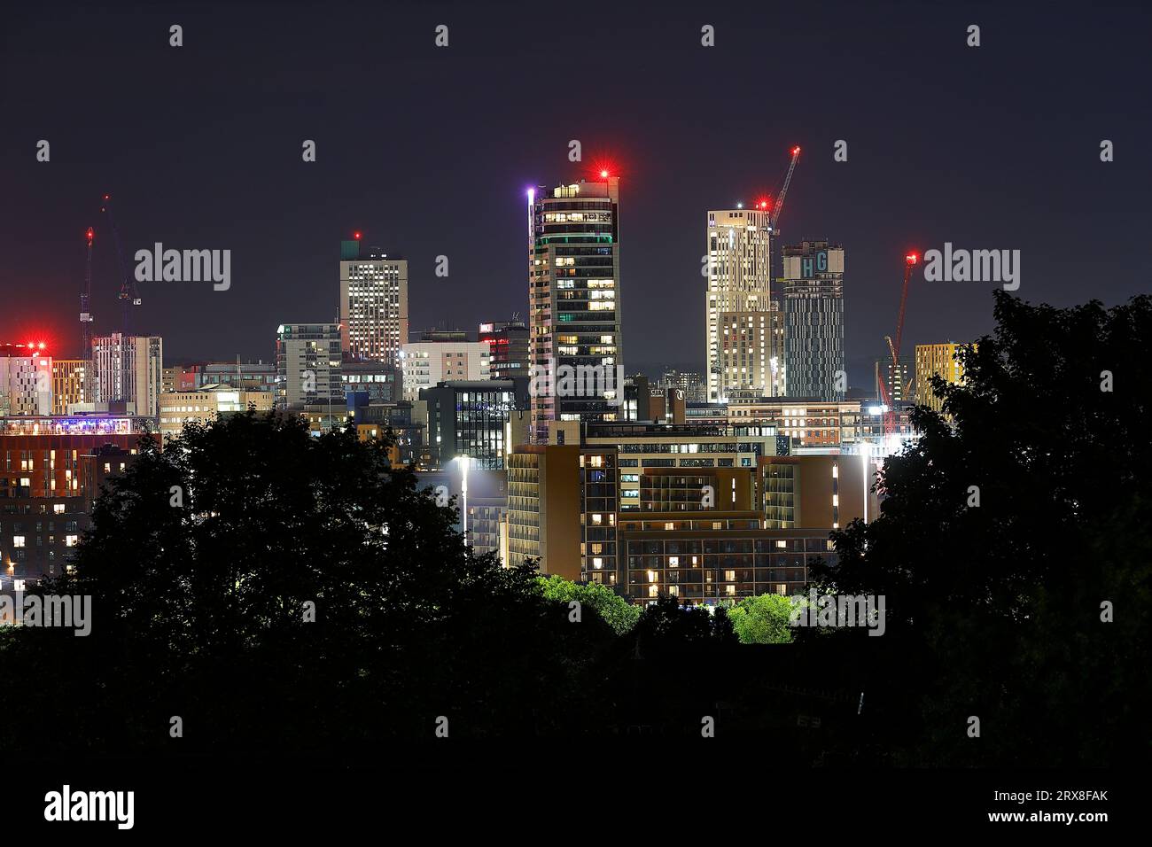 Una vista del centro di Leeds di notte che sta attualmente crescendo con vari nuovi edifici alti in costruzione Foto Stock