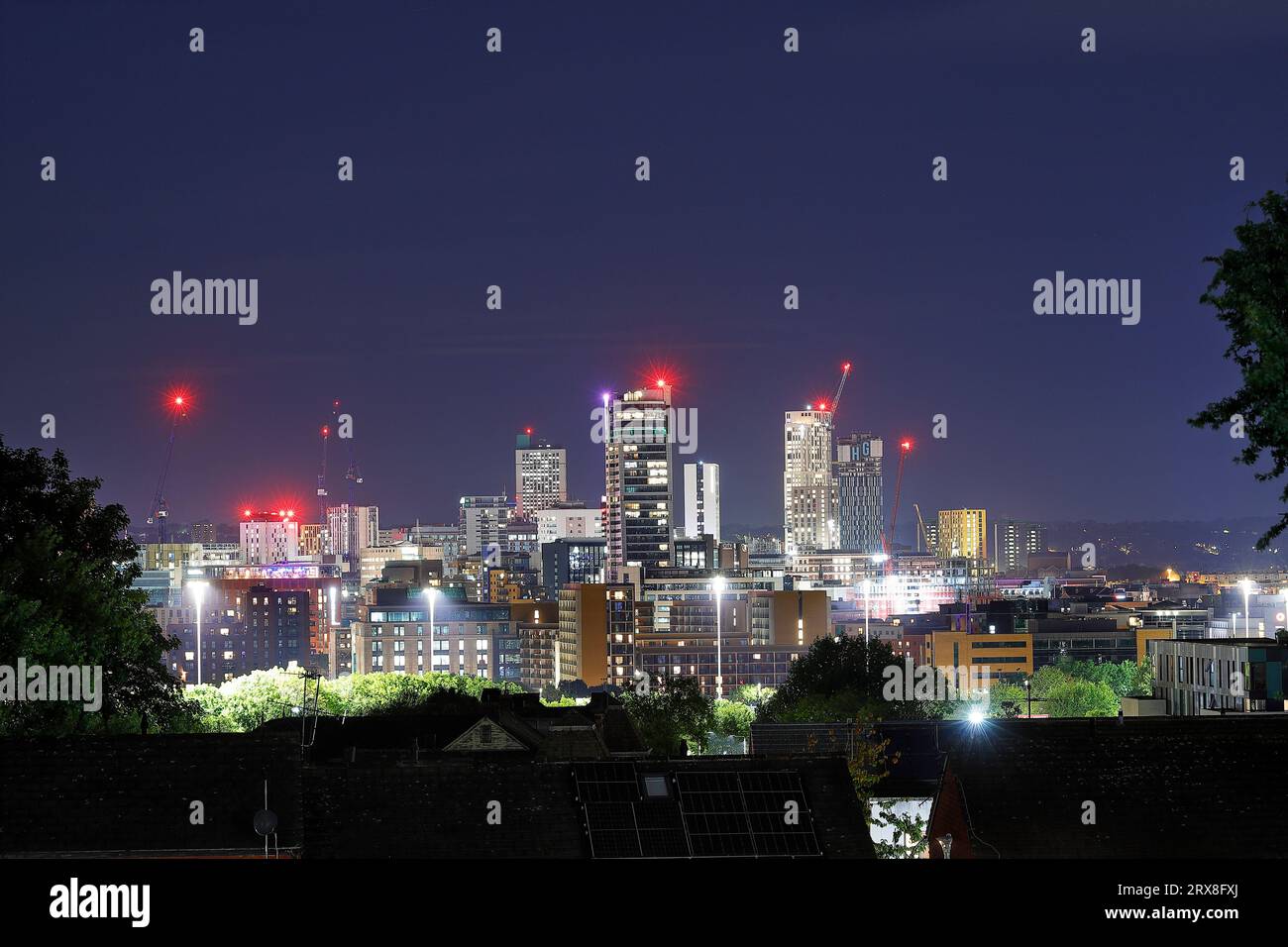 Una vista del centro di Leeds di notte che sta attualmente crescendo con vari nuovi edifici alti in costruzione Foto Stock