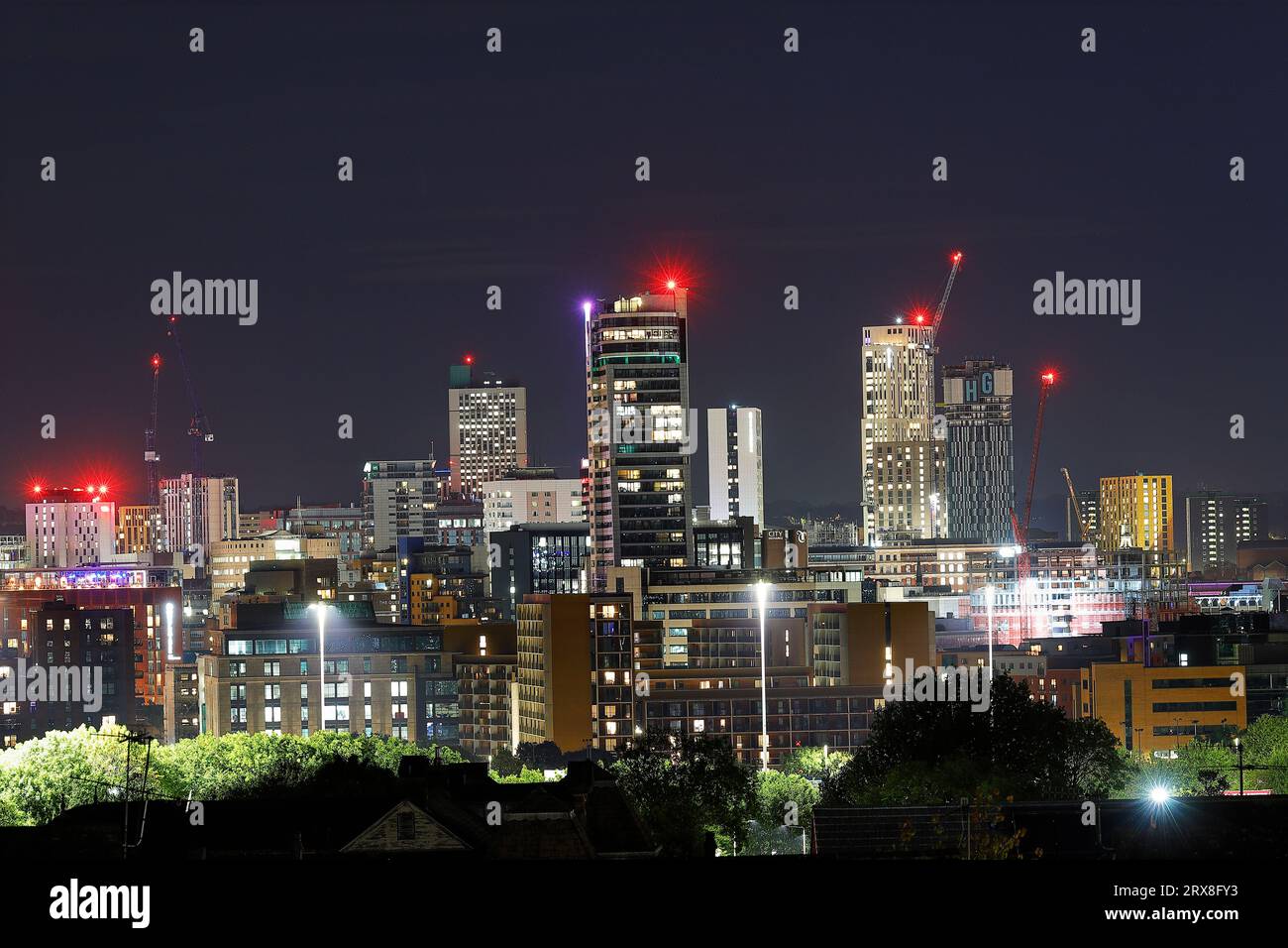 Una vista del centro di Leeds di notte che sta attualmente crescendo con vari nuovi edifici alti in costruzione Foto Stock