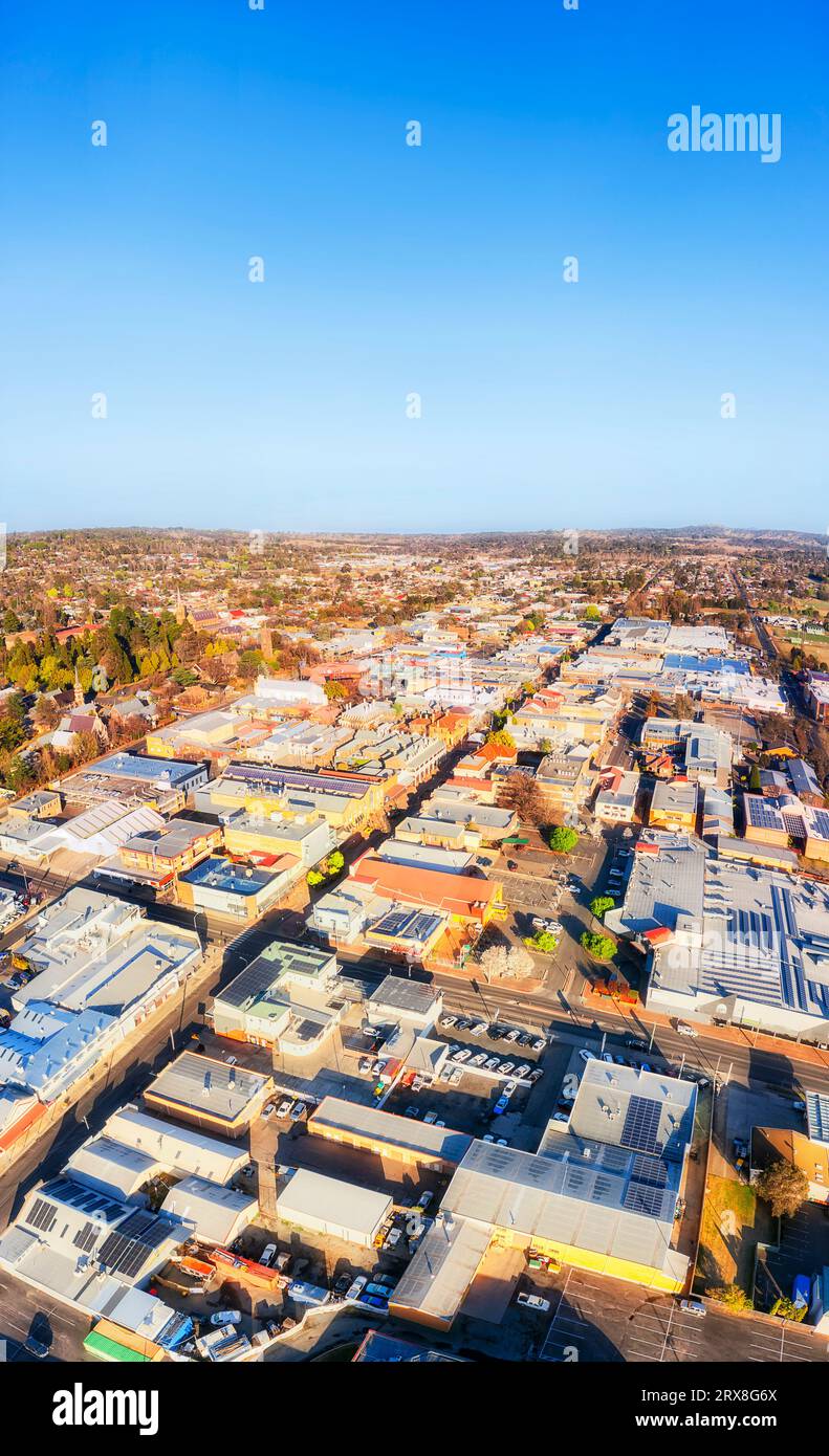 Panorama verticale dall'alto verso il basso vista aerea dai tetti del centro di Armidate, nella campagna australiana. Foto Stock