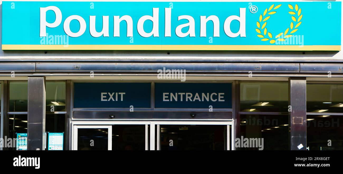 Insegna del negozio di varietà britannico Poundland e ingresso a Sevenoaks Kent Inghilterra Regno Unito Foto Stock