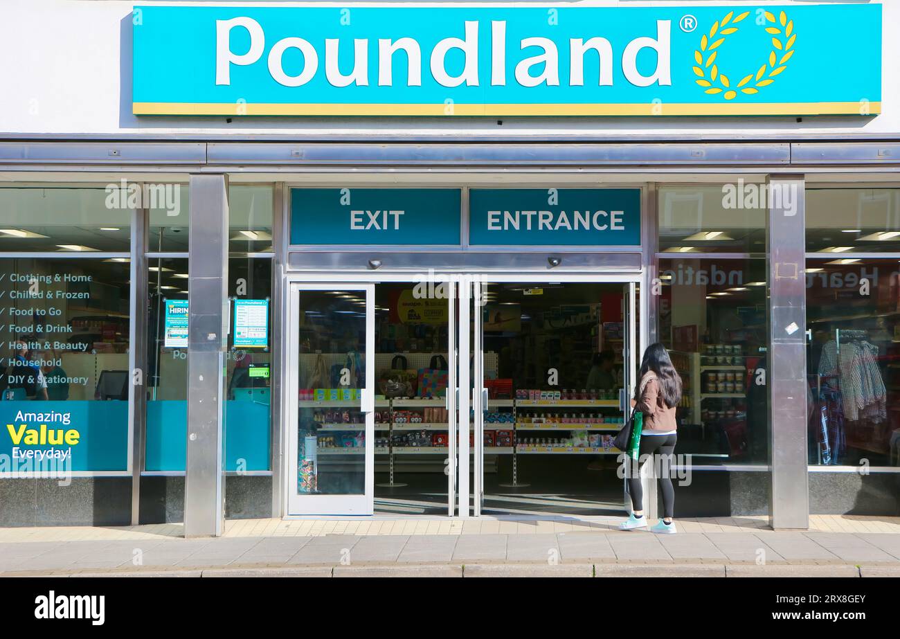 Insegna del negozio di varietà britannico Poundland e ingresso a Sevenoaks Kent Inghilterra Regno Unito Foto Stock