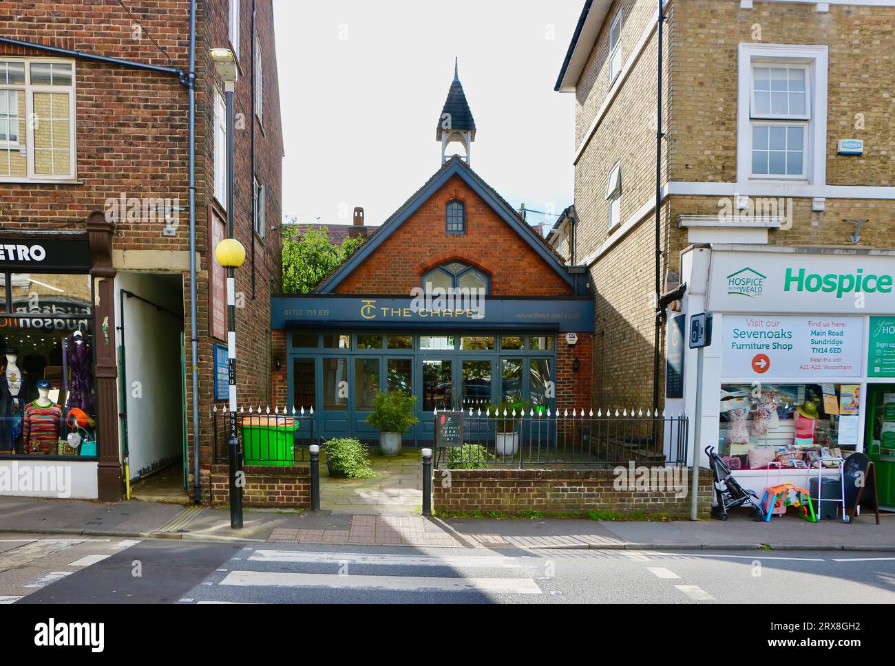 La Old School House ora conosciuta come The Chapel è stata trasformata in un salone di parrucchiere 61B London Road Sevenoaks Kent Inghilterra Regno Unito Foto Stock