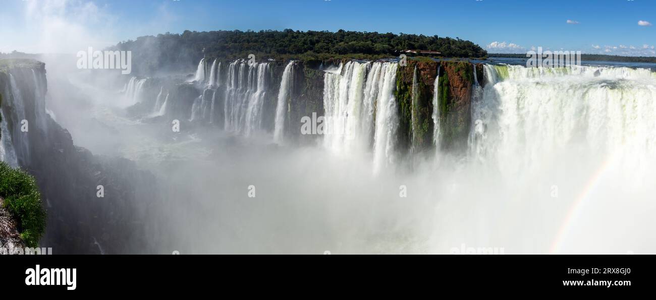 Garganta del Diablo Vista della cascata della Gola del Diavolo, Cascate Iguazu famose in tutto il mondo del fiume Parana, punto panoramico sul lato argentino Foto Stock