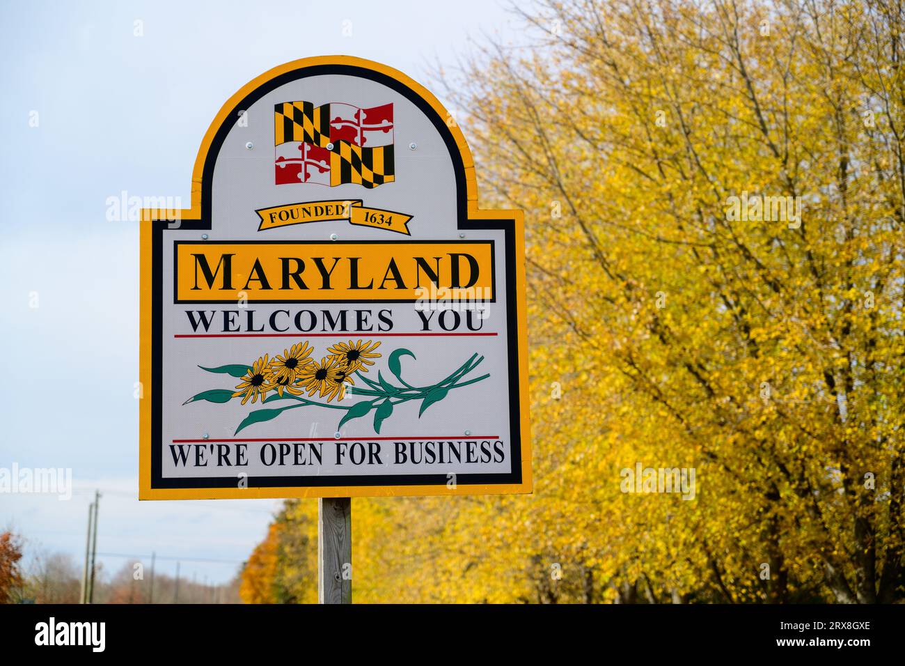 Benvenuto al cartello del Maryland con alberi gialli Foto Stock