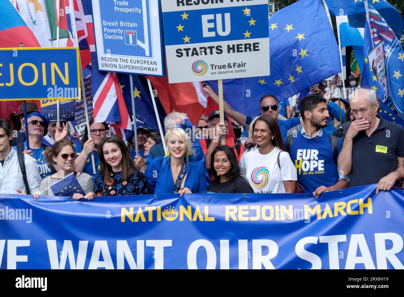 23 settembre 2023. Londra, Regno Unito. Circa 3.000 attivisti e sostenitori pro-UE partecipano a una marcia di ricongiungimento nazionale e raduno nel centro di Londra. Gli attivisti affermano che la Brexit è stata un disastro per il Regno Unito e chiedono che il paese ristabilisca la sua adesione all’Unione europea. Nella foto: Attivista pro-UE e leader del True & Fair Party, Gina Miller, partecipa alla National Rejoin March nel centro di Londra. Foto Stock