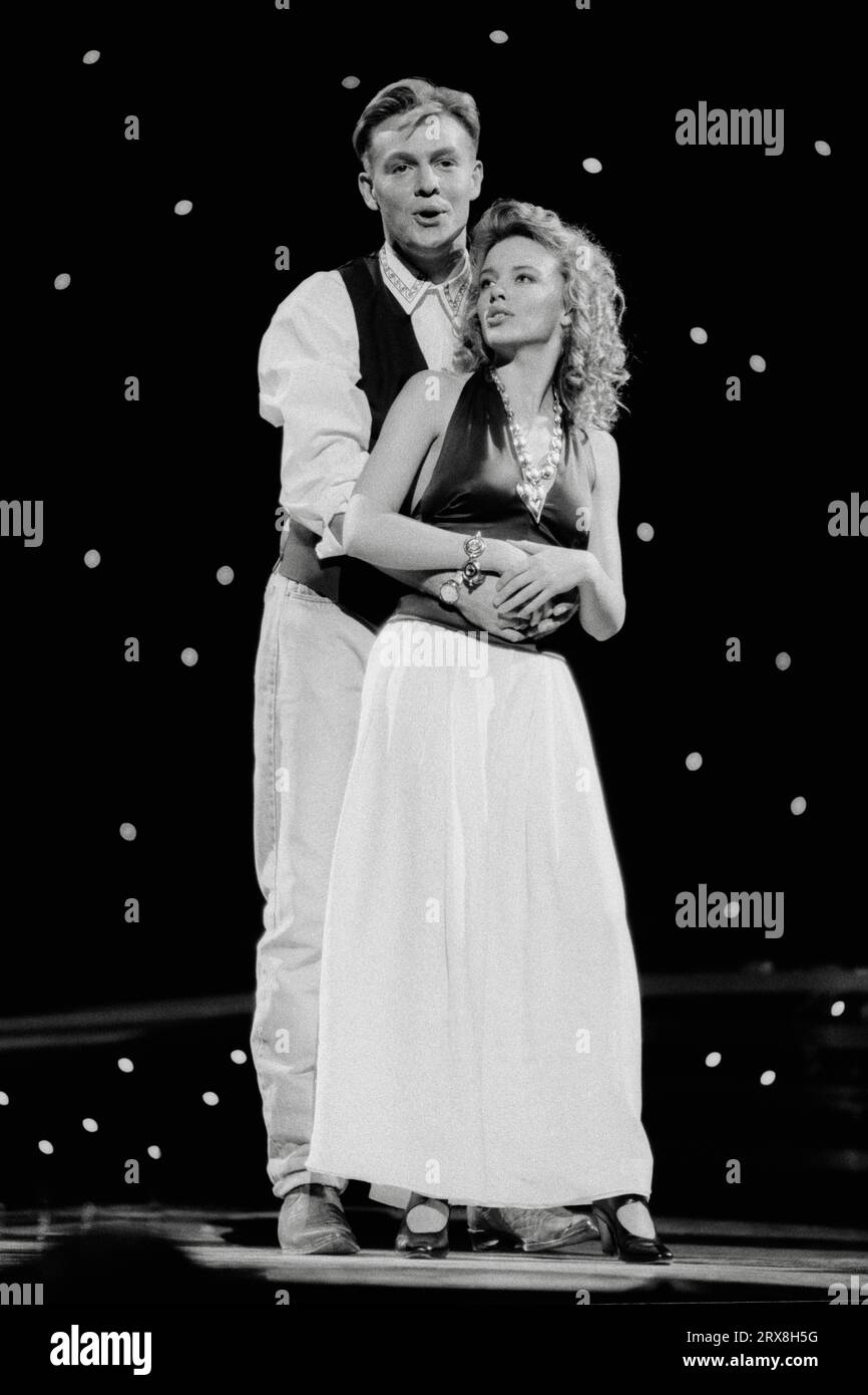 Kylie Minogue & Jason Donovan - Perform especially for You (Live the Children's Royal Variety Performance 14-04-1989). Ex star dei Neighbours diventate cantanti pop Jason Donovan e Kylie Minogue che provano al Dominion Theatre di Londra, per la Children's Royal Variety Performance 1989, alla presenza della principessa Margaret. Foto Stock