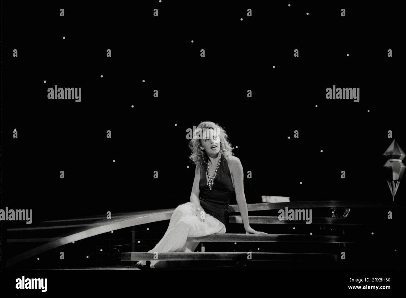 Kylie Minogue & Jason Donovan - Perform especially for You (Live the Children's Royal Variety Performance 14-04-1989). Ex star dei Neighbours diventate cantanti pop Jason Donovan e Kylie Minogue che provano al Dominion Theatre di Londra, per la Children's Royal Variety Performance 1989, alla presenza della principessa Margaret. Foto Stock