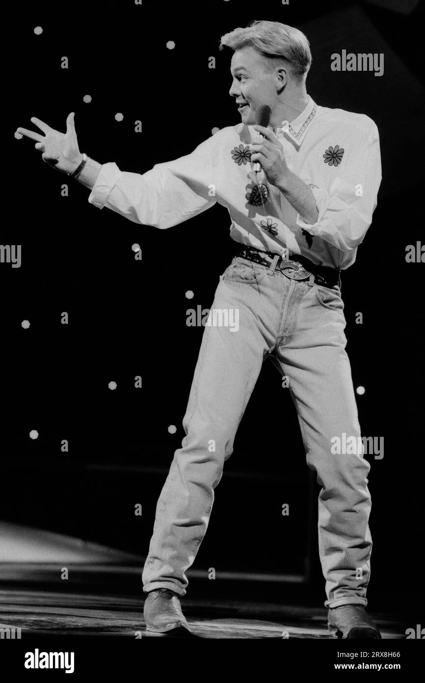 Kylie Minogue & Jason Donovan - Perform especially for You (Live the Children's Royal Variety Performance 14-04-1989). Ex star dei Neighbours diventate cantanti pop Jason Donovan e Kylie Minogue che provano al Dominion Theatre di Londra, per la Children's Royal Variety Performance 1989, alla presenza della principessa Margaret. Foto Stock