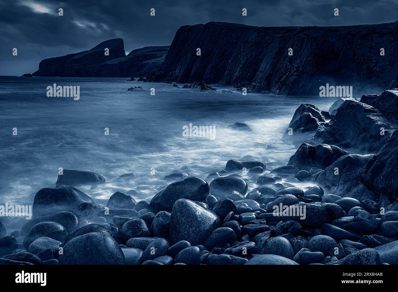 La suggestiva costa di massi di North Haven, Fair Isle, Shetland Foto Stock