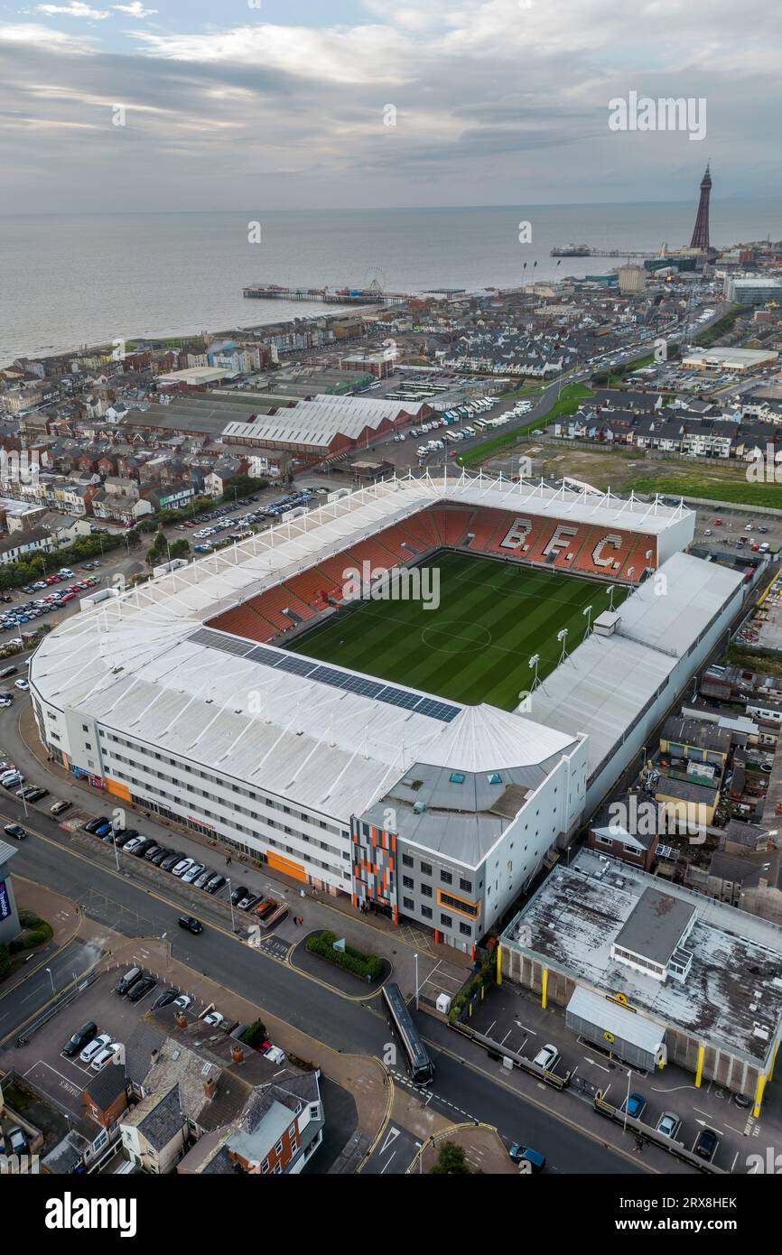 Vista aerea di Bloomfield Road, sede del Blackpool FC. La Blackpool Tower è visibile sullo sfondo. Nel 19th ° secolo era conosciuto come campo di Gamble Foto Stock