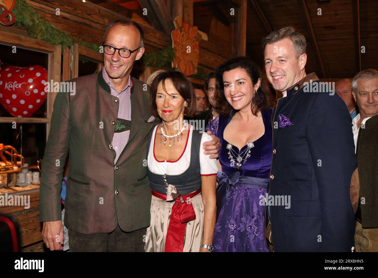 MONACO, Germania. , . Il politico della CDU Friedrich MERZ con la moglie Charlotte MERZ arriva al Käferschenke durante il festival della birra a Monaco, Mr. MERZ è politico che serve come leader dell'Unione Cristiana Democratica CDU, l'Oktoberfest Muenchen del 188, chiamato anche WIESN, sabato 23. Settembre a Monaco. L'Oktoberfest è il festival folcloristico più grande del mondo e attira circa sei milioni di visitatori ogni anno. Ogni anno, continua a battere nuovi record. immagine e copyright. @ Arthur Thill /ATP Images (THILL Arthur/ATP/SPP) credito: SPP Sport Press Photo. /Alamy Live News Foto Stock