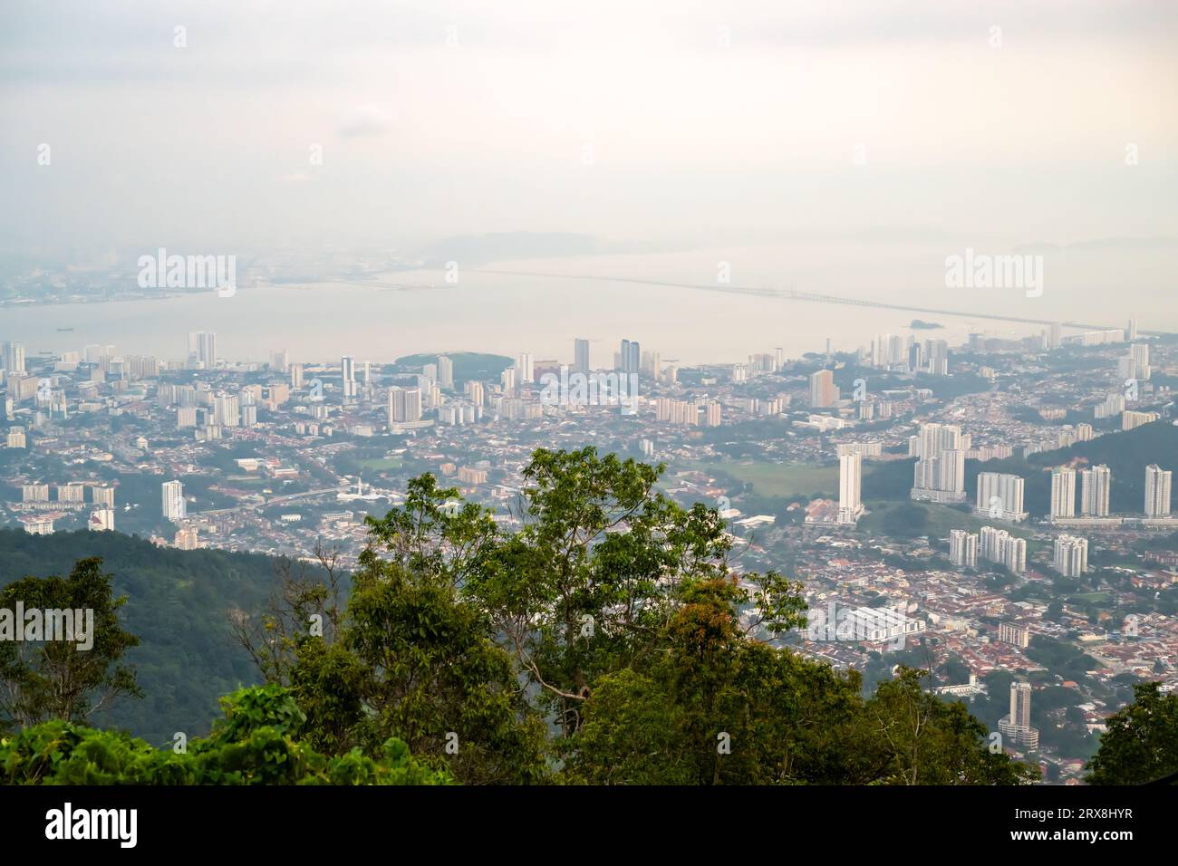 Vista dello skyline dell'Isola di Penang presa dalla Collina di Penang al tramonto Foto Stock