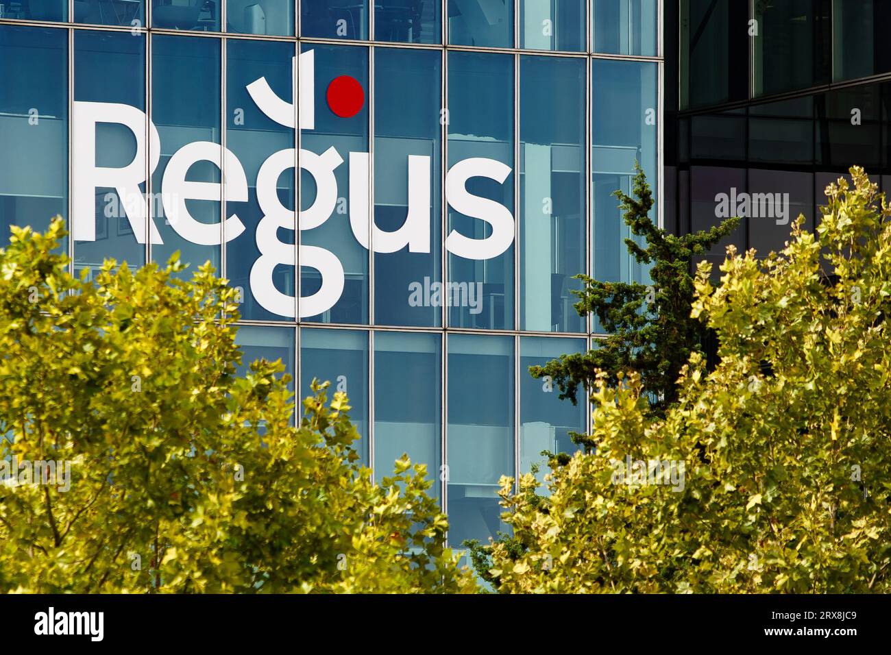 Bucarest, Romania - 19 settembre 2023: Il logo di Regus Romania, marchio della multinazionale IWG di soluzioni per l'area di lavoro, può essere visto su un edificio in B Foto Stock