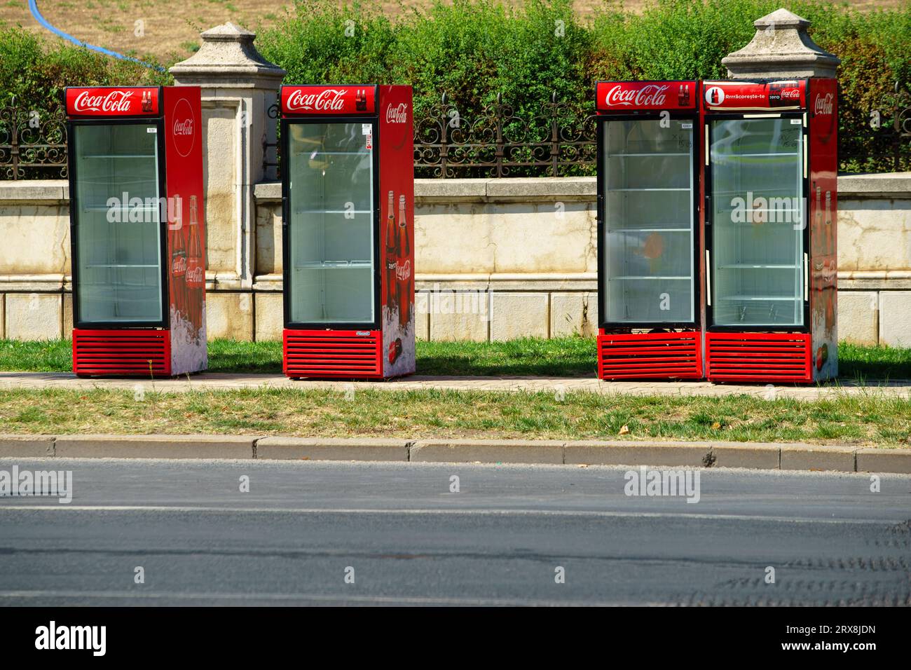 Bucarest, Romania - 21 settembre 2023: Vetrine per frigoriferi Coca Cola sul marciapiede di un viale di Bucarest pronte per essere caricate pochi giorni prima Foto Stock