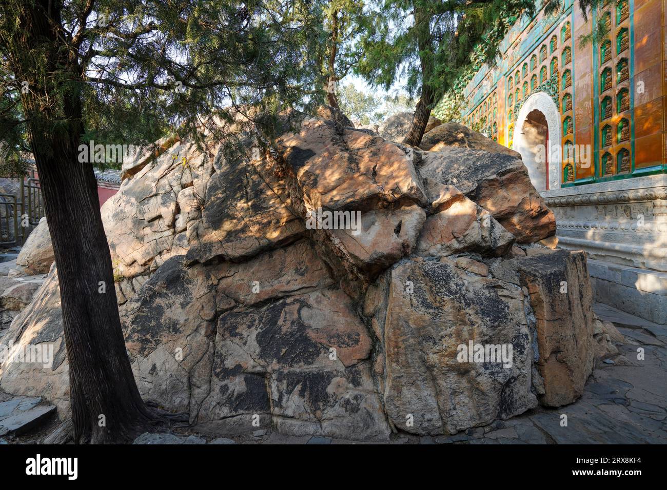 Rocce sul lato ovest del Tempio del Mare della saggezza nel palazzo estivo di Pechino Foto Stock