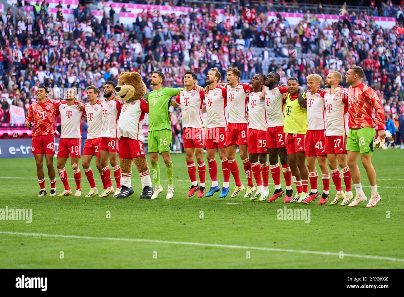 Monaco, Germania. 23 settembre 2023. Harry Kane, FCB 9 (3 goal hattrick) prende la palla come souvenir e festeggia con i tifosi e Jamal MUSIALA, FCB 42 Leroy Sane, FCB 10 Thomas MUELLER, Müller, FCB 25 Noussair Mazraoui, FCB 40 FCB mascotte Bernie , Maskottchen, Sven ULREICH, FCB 26 portiere, MinJae Kim, min-Jae Kim , FCB 3 Leon GORETZKA, FCB 8 Mathys Tel, FCB 39 Dayot Upamecano , FCB 2 Frans Krätzig, FCB 41 Konrad Laimer, FCB 27 Daniel Peretz, FCB 24 portiere dopo la partita FC BAYERN MUENCHEN - VFL BOCHUM 7-0 il 23 settembre 2023 a Monaco di Baviera, Germania. Stagione 2023/2024, 1.Bundesliga, FCB, Münc Foto Stock