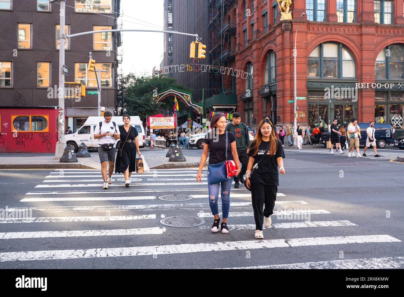 New York City, New York - 21 settembre 2023: Scena di strada alla storica festa di San Gennaro su Mulberry Street, Little Italy, Manhattan. Foto Stock