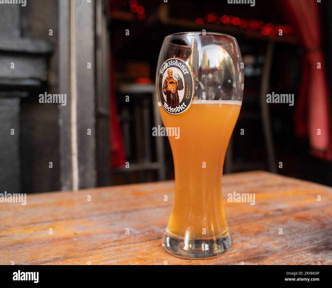 New York City, New York - 21 settembre 2023: Bicchiere di Franziskanker Weissbier al tavolo del bar. Foto Stock
