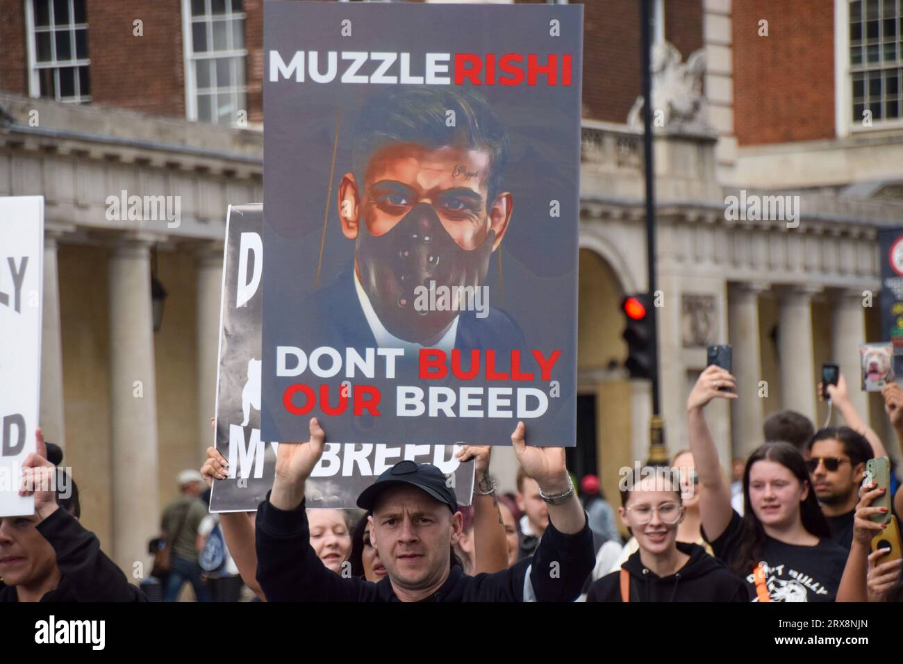 Londra, Regno Unito. 23 settembre 2023. Un manifestante tiene in mano un cartello con la scritta "Muzzle Rishi (Sunak), Don't bully our breed" durante la dimostrazione a Whitehall. I proprietari di cani e i sostenitori hanno marciato a Westminster per protestare contro il divieto del bullo americano XL. La razza di cane è destinata ad essere vietata nel Regno Unito a seguito di una serie di attacchi contro le persone. (Foto di Vuk Valcic/SOPA Images/Sipa USA) credito: SIPA USA/Alamy Live News Foto Stock