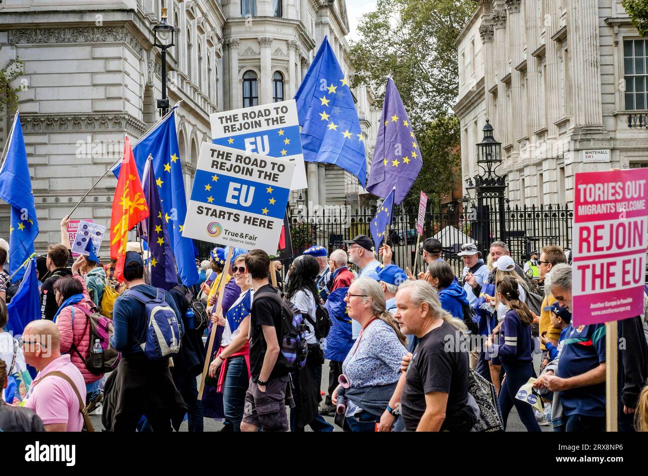 23 settembre 2023. Londra, Regno Unito. Circa 3.000 attivisti e sostenitori pro-UE partecipano a una marcia di ricongiungimento nazionale e raduno nel centro di Londra. Gli attivisti affermano che la Brexit è stata un disastro per il Regno Unito e chiedono che il paese ristabilisca la sua adesione all’Unione europea. Nella foto: I manifestanti pro-UE passano Downing Street sulla rotta della National Rejoin March nel centro di Londra. Foto Stock