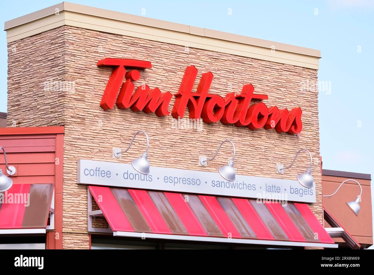 Primo piano di un cartello Tim Hortons su uno dei ristoranti più moderni. Foto Stock
