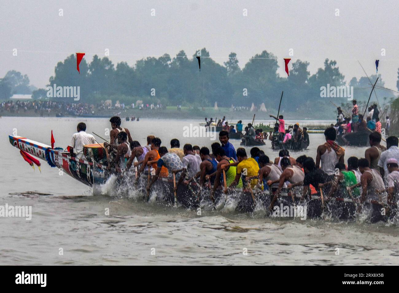 Un totale di 15 barche hanno partecipato alla gara organizzata da Jamalpur Samity Dhaka in collaborazione con il comune di Jamalpur e la District Sports Association. Migliaia di visitatori provenienti da diversi distretti, tra cui Jamalpur-Sherpur, si sono affollati per assistere alla tradizionale corsa in barca che si tiene nella zona di Chonkanda. Dopo molto tempo, centinaia di pescatori di 15 barche, tra cui la tigre, la barca dorata e la barca diamantata del Bengala, ruggirono al suono del ritmo nel petto del Brahmaputra. Migliaia di visitatori hanno affollato le rive del Brahmaputra fin dalla mattina per unirsi alla sp Foto Stock