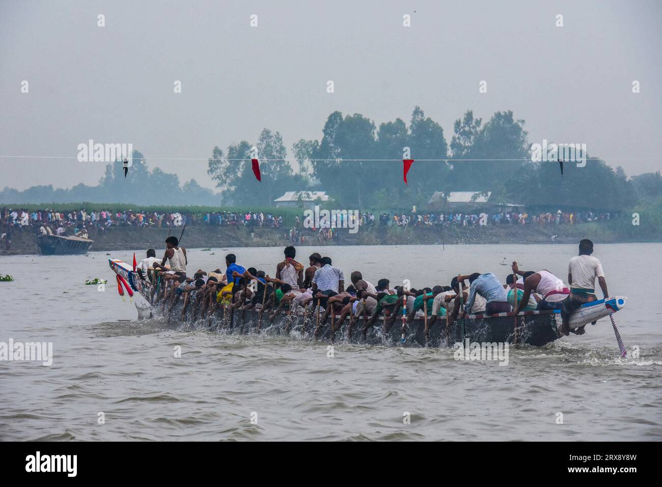 Dhaka, Bangladesh. 23 settembre 2023. Un totale di 15 barche hanno partecipato alla gara organizzata da Jamalpur Samity Dhaka in collaborazione con il comune di Jamalpur e la District Sports Association. Migliaia di visitatori provenienti da diversi distretti, tra cui Jamalpur-Sherpur, si sono affollati per assistere alla tradizionale corsa in barca che si tiene nella zona di Chonkanda. Dopo molto tempo, centinaia di pescatori di 15 barche, tra cui la tigre, la barca dorata e la barca diamantata del Bengala, ruggirono al suono del ritmo nel petto del Brahmaputra. Migliaia di visitatori affollarono le banche del B Foto Stock