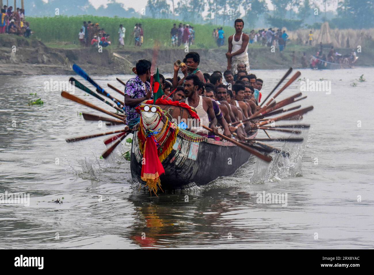 Dhaka, Bangladesh. 23 settembre 2023. Un totale di 15 barche hanno partecipato alla gara organizzata da Jamalpur Samity Dhaka in collaborazione con il comune di Jamalpur e la District Sports Association. Migliaia di visitatori provenienti da diversi distretti, tra cui Jamalpur-Sherpur, si sono affollati per assistere alla tradizionale corsa in barca che si tiene nella zona di Chonkanda. Dopo molto tempo, centinaia di pescatori di 15 barche, tra cui la tigre, la barca dorata e la barca diamantata del Bengala, ruggirono al suono del ritmo nel petto del Brahmaputra. Migliaia di visitatori affollarono le banche del B Foto Stock