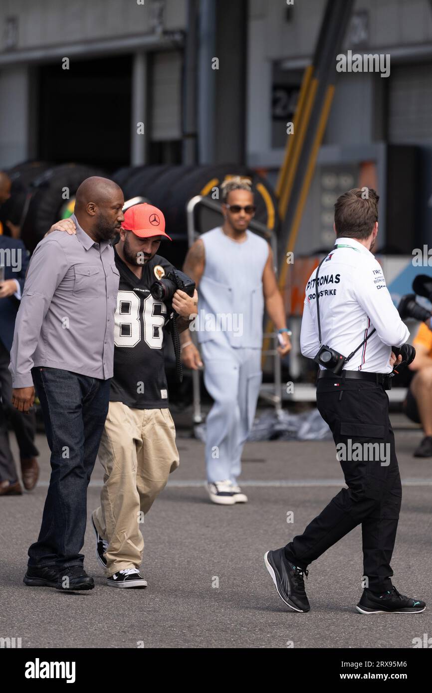 Suzuka, Prefettura di mie, Giappone. 24 settembre 2023. SIR LEWIS HAMILTON arriva sul paddock vestito alla moda con una camicia blu senza maniche e pantaloni coordinati del Gran Premio di Giappone di Formula 1 2023. (Immagine di credito: © Taidgh Barron/ZUMA Press Wire) SOLO USO EDITORIALE! Non per USO commerciale! Foto Stock