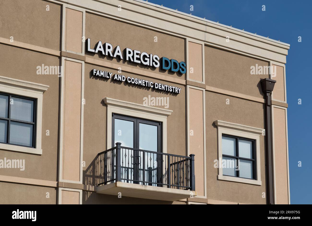 Houston, Texas USA 07-30-2023: Edificio Lara Regis DDS davanti all'esterno del Vintage Park, Houston, Texas. Studio dentistico privato, vista esterna. Foto Stock