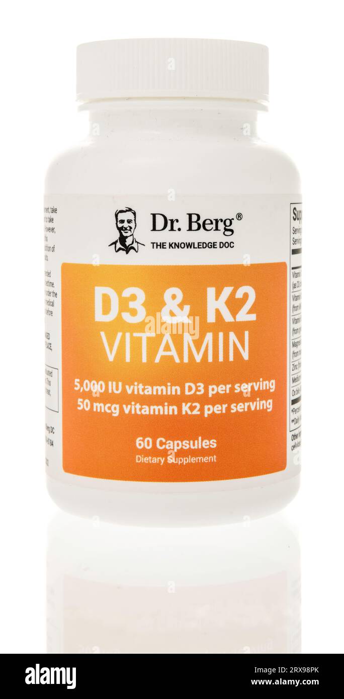 Winneconne, WI - 26 agosto 2023: Una bottiglia di integratore vitaminico Dr Berg d3 e k2 su sfondo isolato Foto Stock