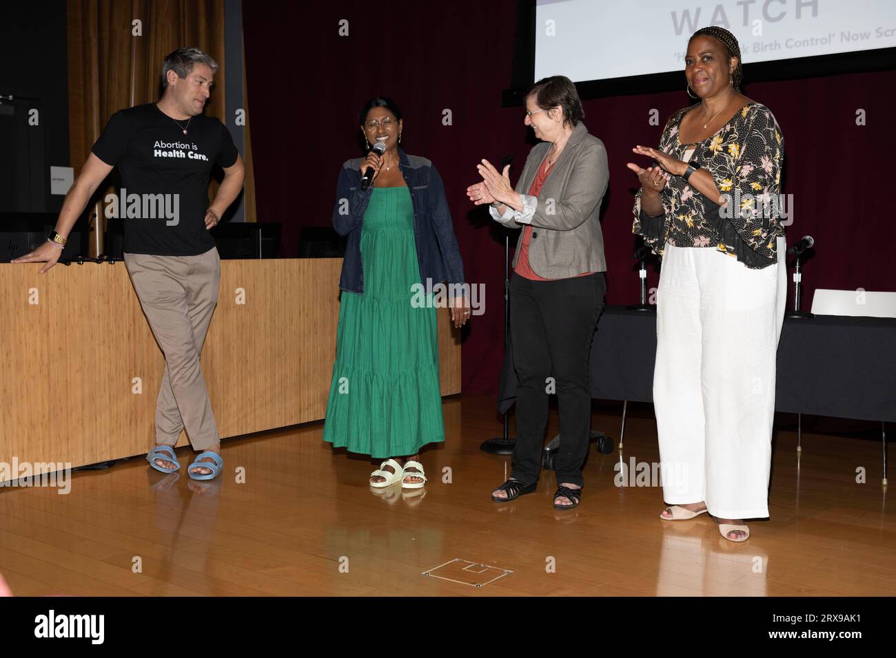 Los Angeles, USA. 23 settembre 2023. City of West Hollywood Mayor Pro Tempore John Erickson con Women's Advisory Council partecipa A Una proiezione speciale ospitata dalla City of West Hollywood e dal suo Women's Advisory Council HOW TO HACK BIRTH CONTROL presso West Hollywood City Council Chambers, Los Angeles, CA 23 settembre 2023 credito: Eugene Powers/Alamy Live News Foto Stock