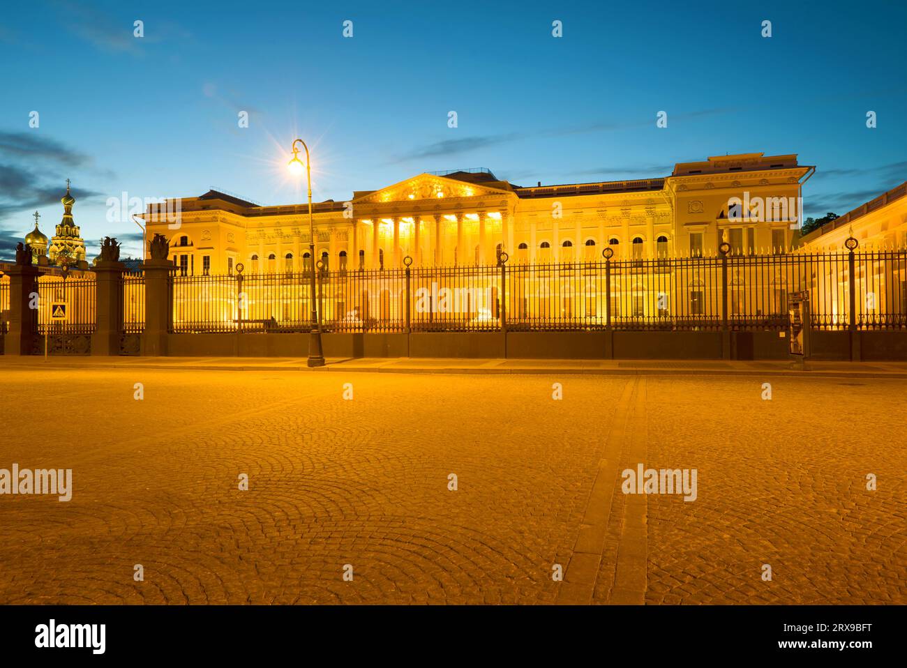 ST. PIETROBURGO, RUSSIA - 30 MAGGIO 2017: Vista dell'edificio principale del Museo Russo nella notte bianca Foto Stock
