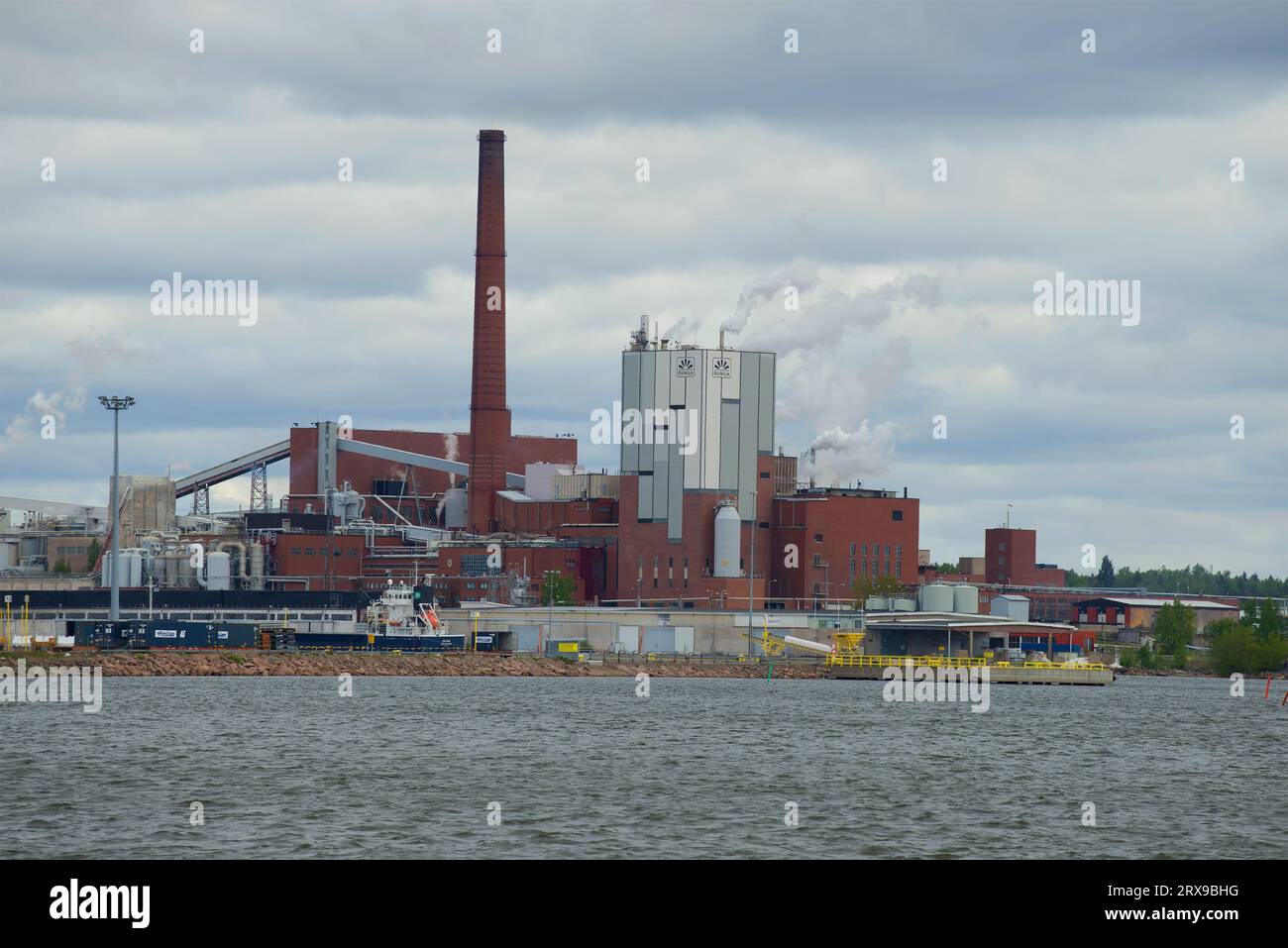 KOTKA, FINLANDIA - 3 GIUGNO 2017: Primo piano della polpa e della cartiera di Sunila nel nuvoloso pomeriggio di giugno Foto Stock