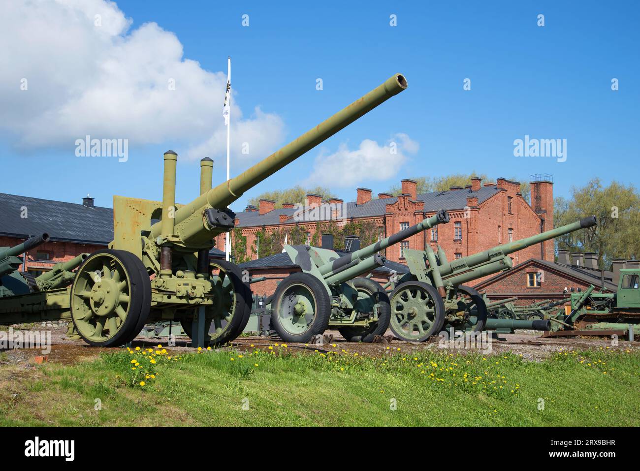 HAMENENLINNA, FINLANDIA - 10 GIUGNO 2017: Esposizione di pezzi d'artiglieria nel museo militare della città di Hameenlinna Foto Stock