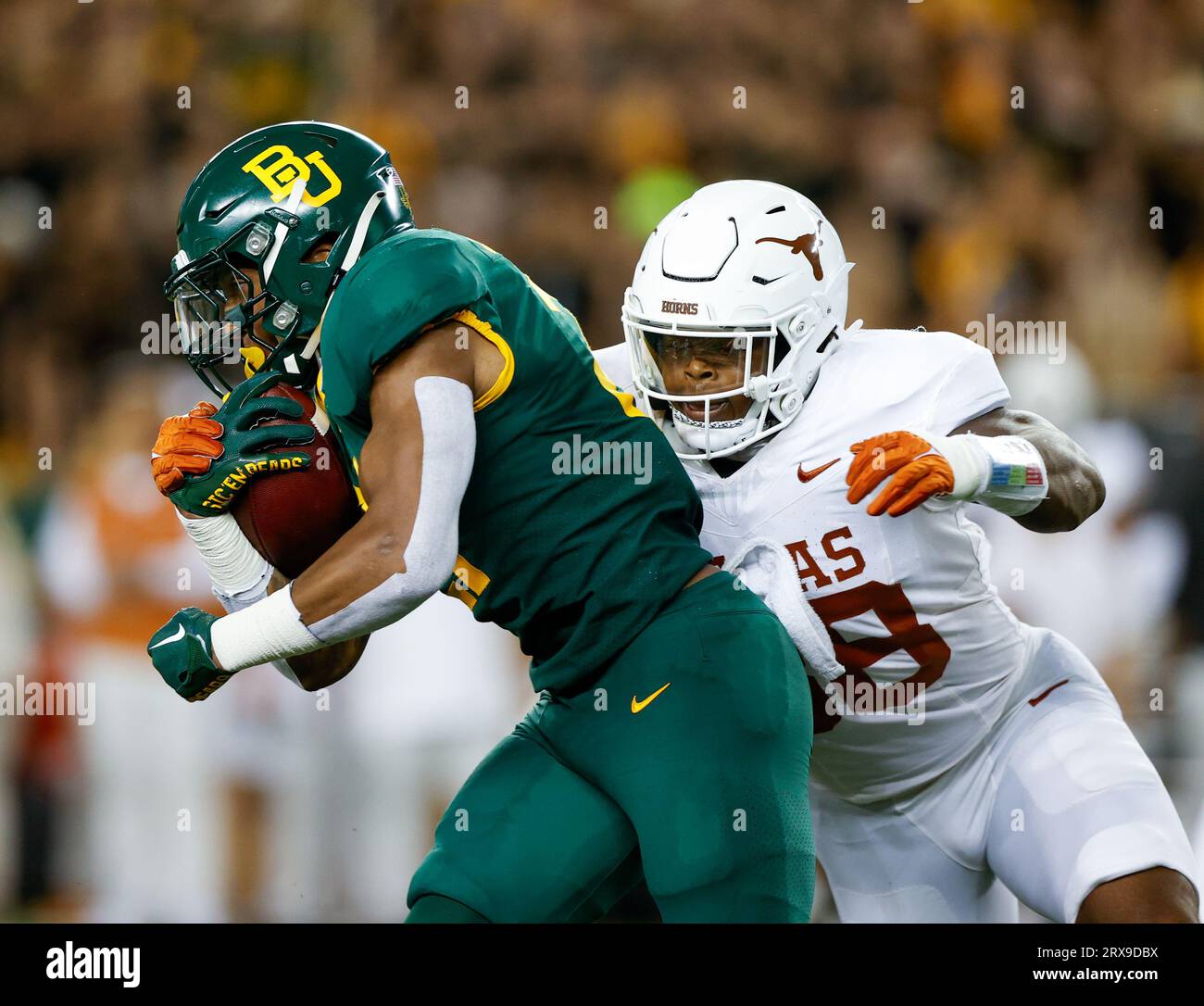 23 settembre 2023: Il running back di Baylor Dominic Richardson (21) viene placcato dal defensive end texano Barryn Sorrell (88) durante una gara della NCAA Big 12 Conference tra Baylor e Texas il 23 settembre 2023 a Waco, Texas. Texas ha vinto, 38-6. (Immagine di credito: © Scott Coleman/ZUMA Press Wire) SOLO USO EDITORIALE! Non per USO commerciale! Foto Stock