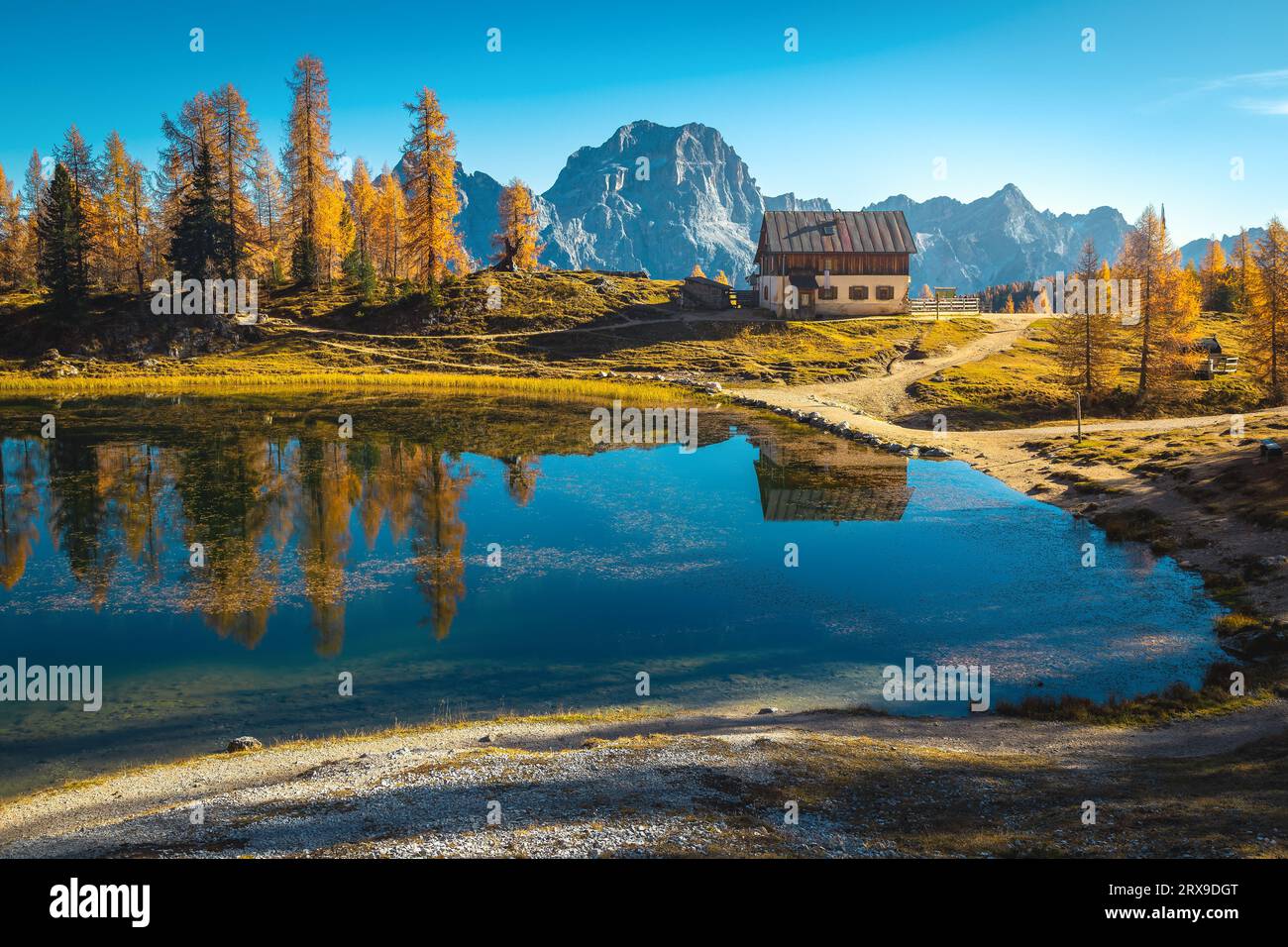 Uno dei più pittoreschi e famosi laghetti alpini delle Dolomiti in autunno, il lago Federa, Italia, Europa Foto Stock