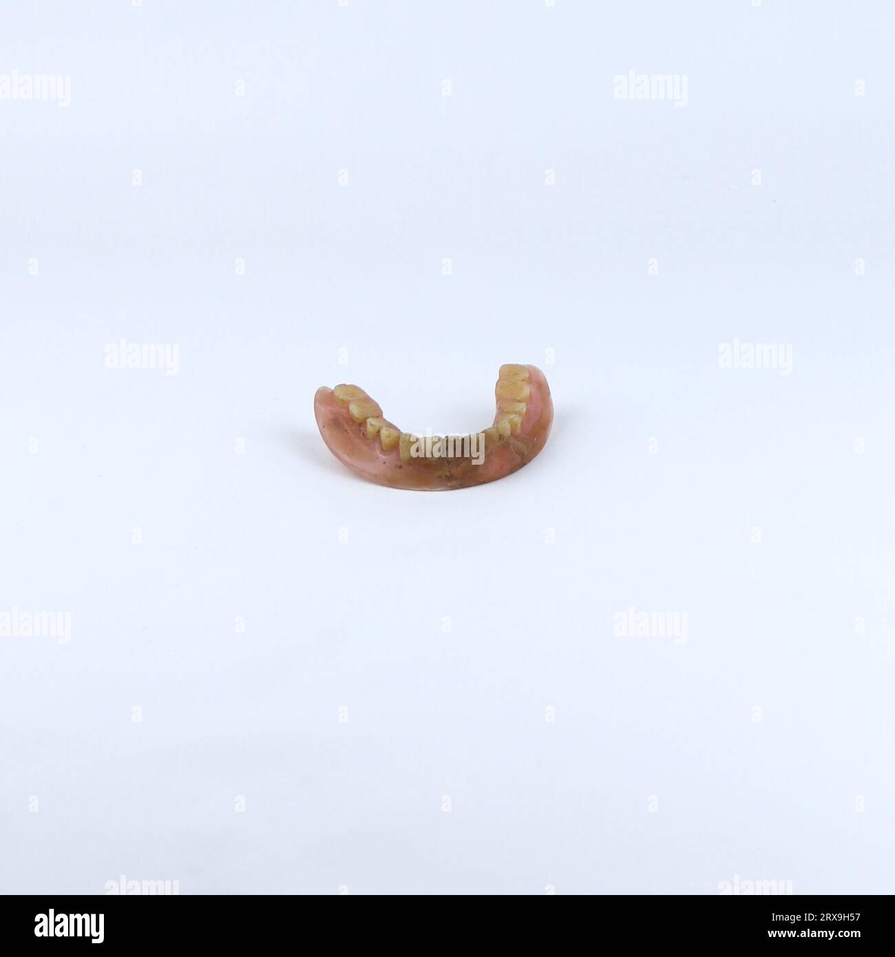 protesi cave isolate su sfondo bianco Foto Stock